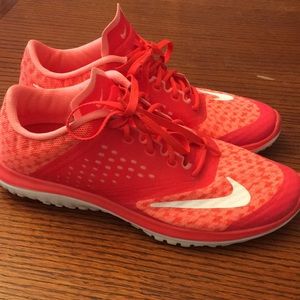 8.5 Nike womans running shoes